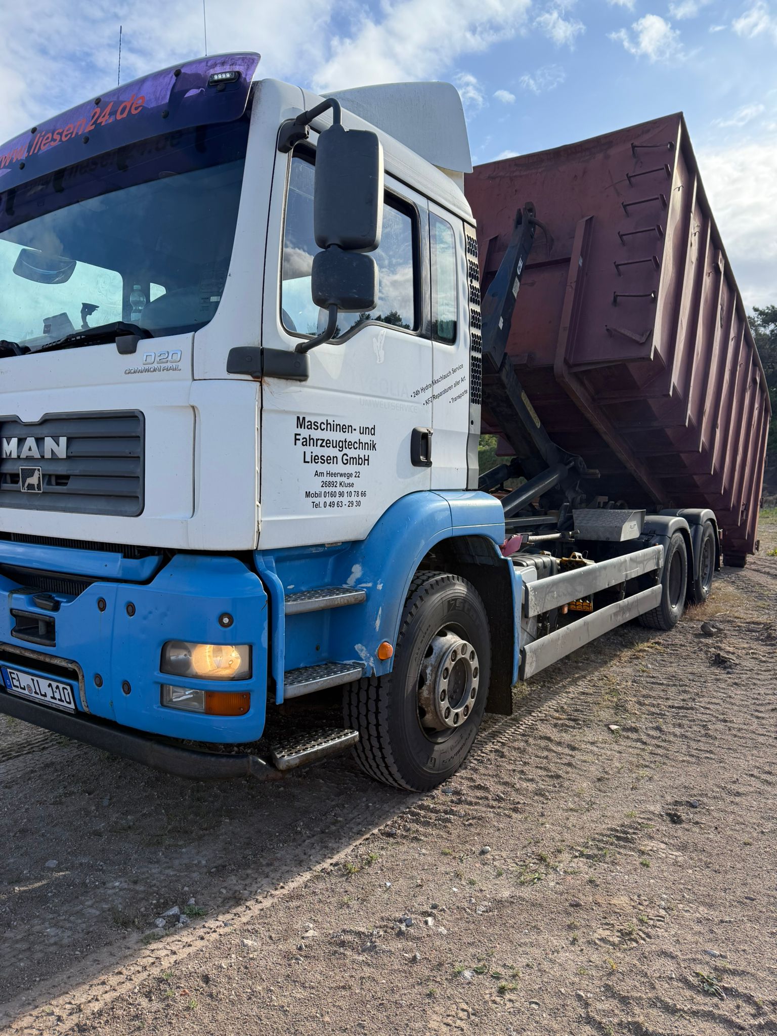 LKW kippt ab